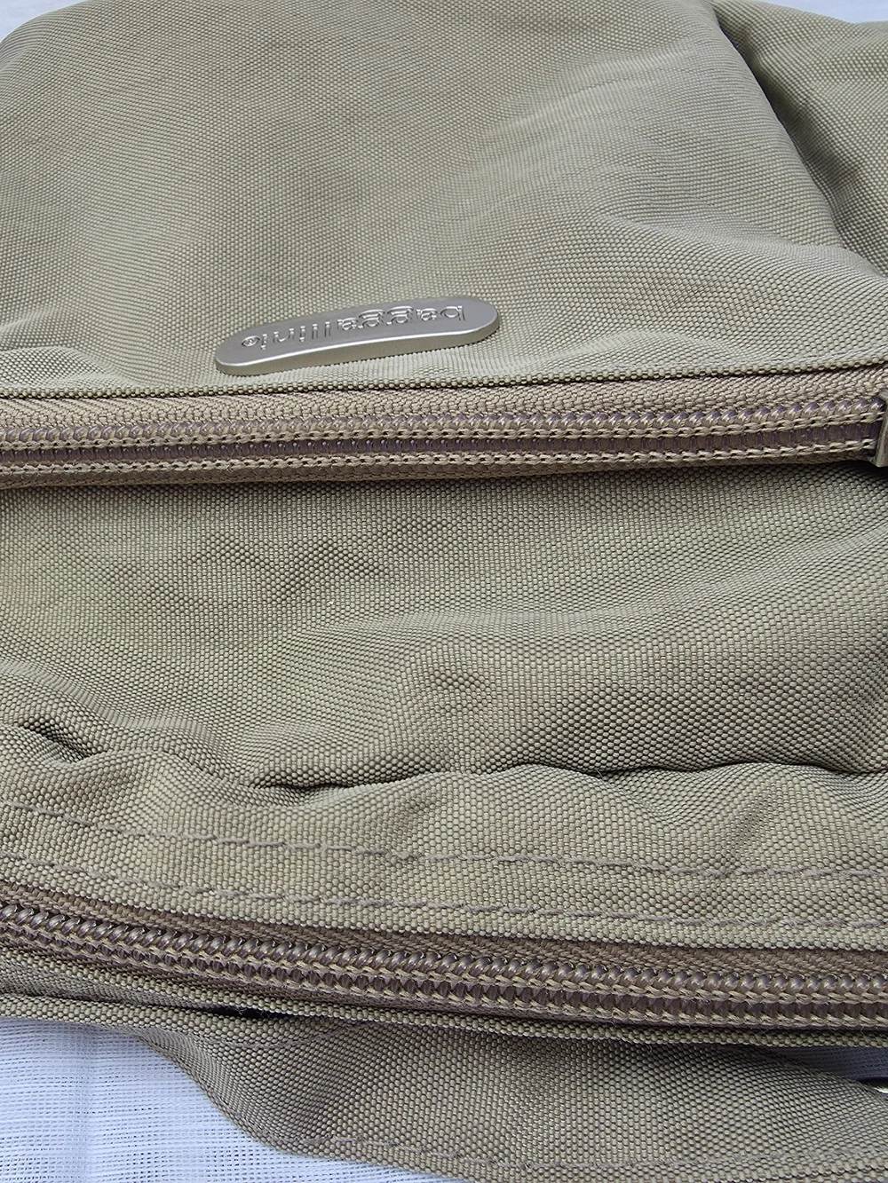 Baggallini Olive Crossbody Bag for Men - Compact Everyday Carry - Picture 5 of 9